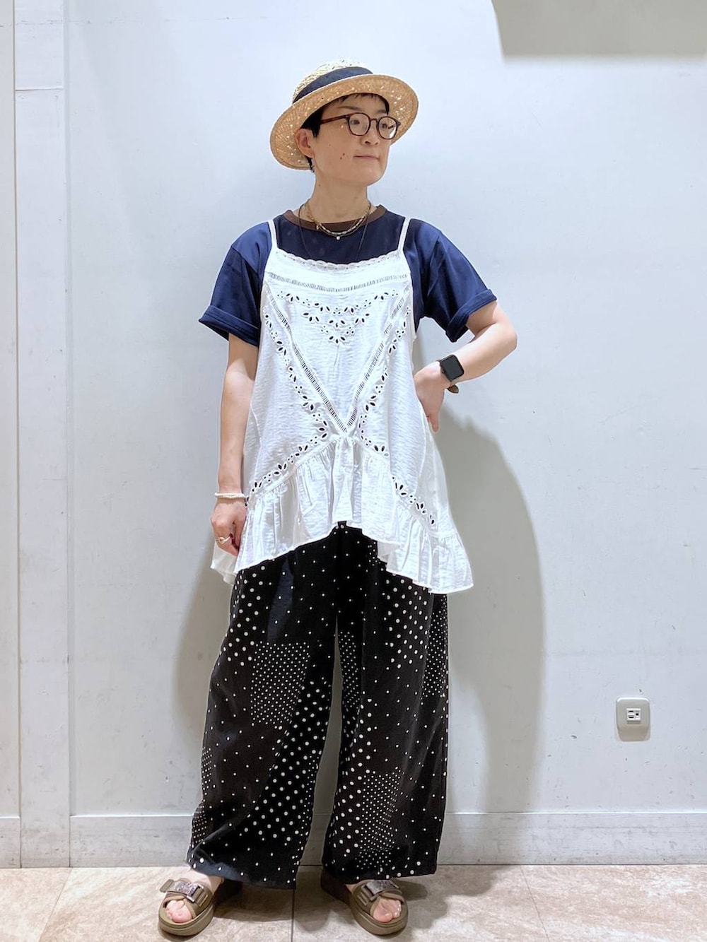 ブルー系のTシャツ/カットソー、その他のサンダル、ブラック系のその他パンツを着用したレディースの夏コーディネートの3枚目の写真