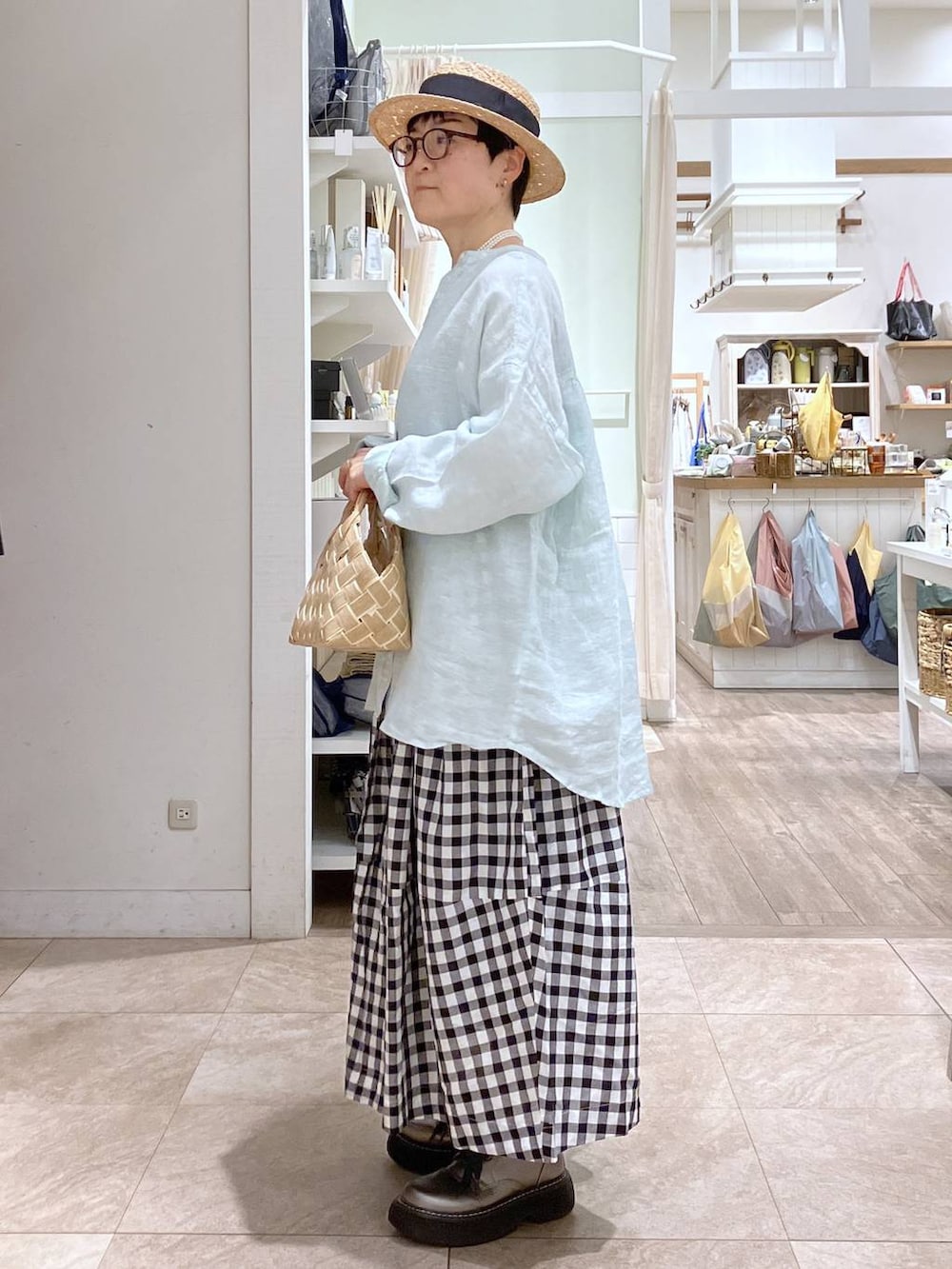 その他のその他シューズ、ブラック系のタンクトップ、その他のスカートを着用したレディースの春コーディネートの3枚目の写真