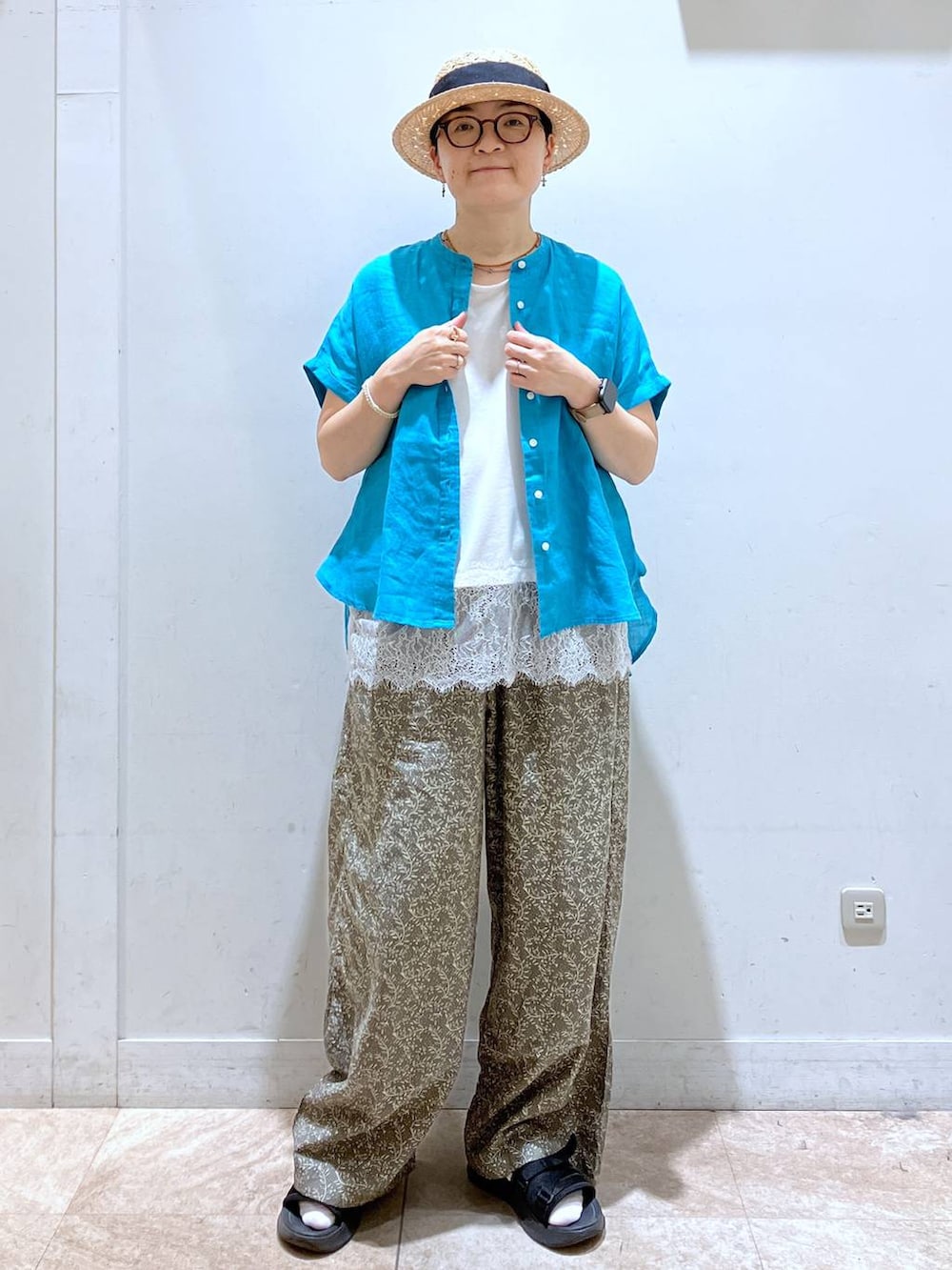 グリーン系のデニムパンツ、ホワイト系のTシャツ/カットソー、その他のネックレスを着用したレディースの夏コーディネートの4枚目の写真