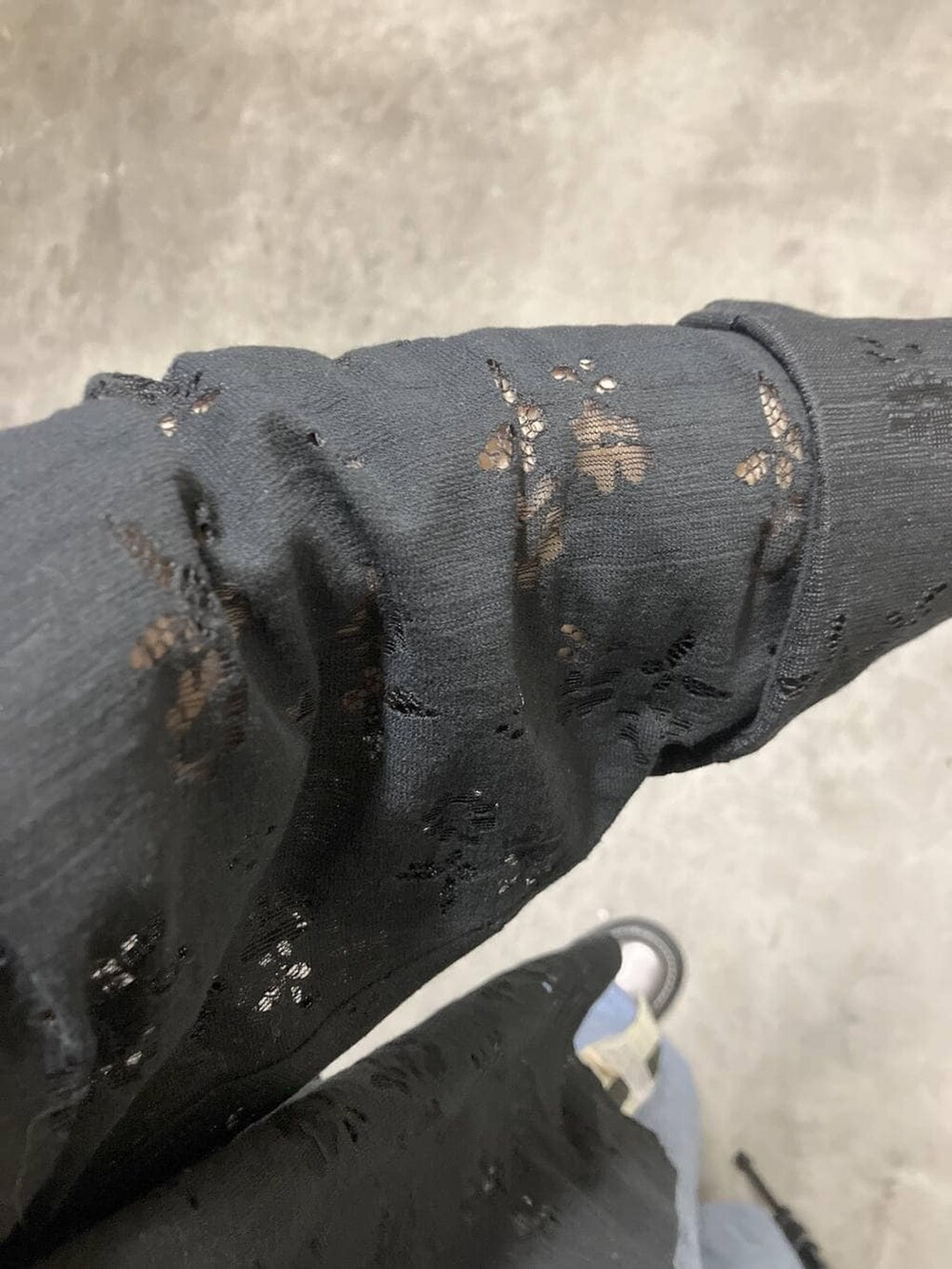 その他のその他シューズ、ブラック系のタンクトップ、ブルー系のデニムパンツを着用したレディースの春コーディネートの6枚目の写真