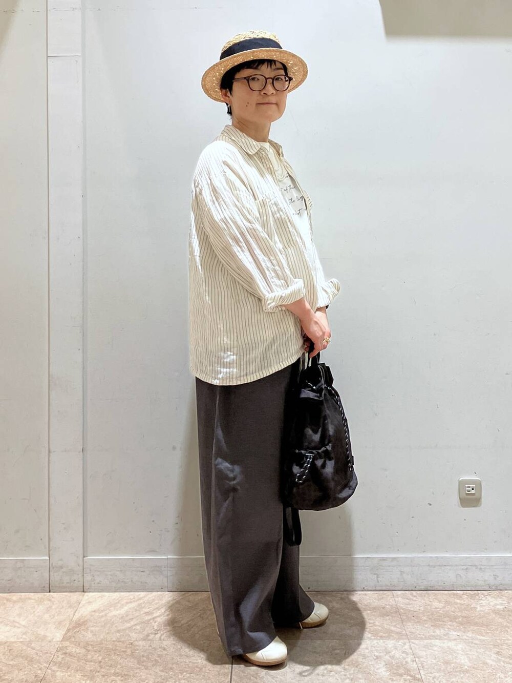 その他のシャツ/ブラウス、その他のその他パンツ、ブラウン系のトートバッグを着用したレディースの春コーディネートの4枚目の写真