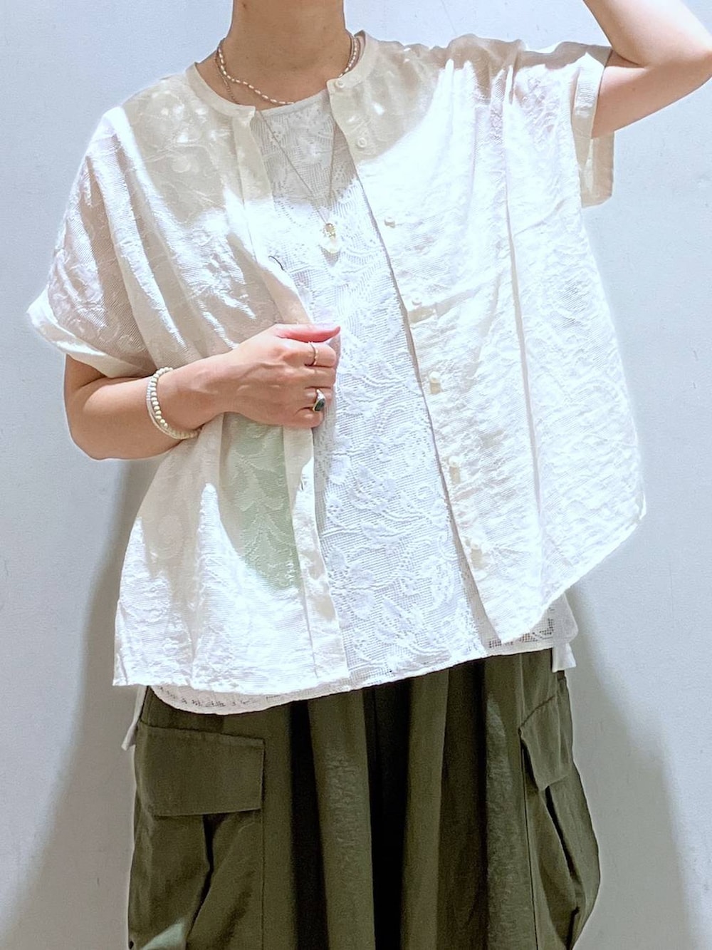 グリーン系のカーゴパンツ、その他のサンダル、ベージュ系のTシャツ/カットソーを着用したレディースの夏コーディネートの5枚目の写真