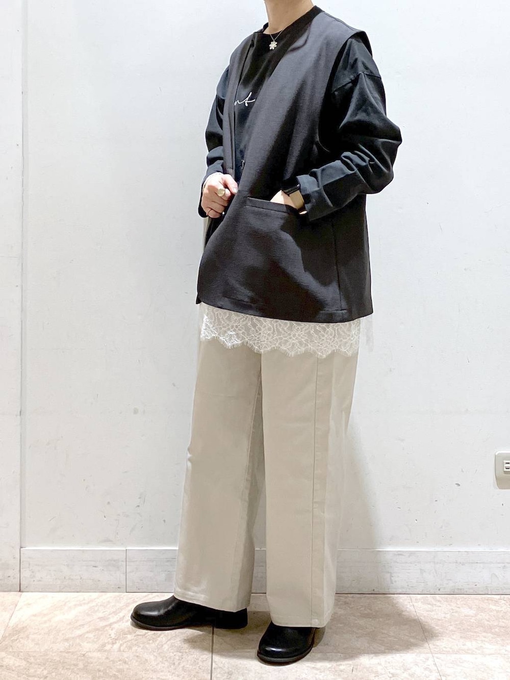 その他のTシャツ/カットソー、グレー系のその他パンツ、ブラック系のその他シューズを着用したレディースの春コーディネートの4枚目の写真