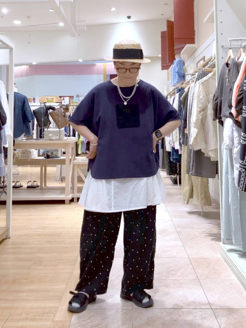 その他のその他パンツ、ブルー系のTシャツ/カットソー、ホワイト系のシャツ/ブラウスを着用したレディースの春コーディネートの5枚目の写真
