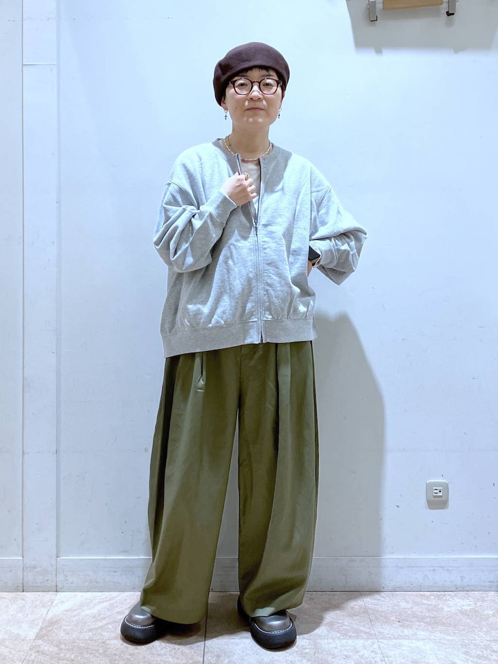 グレー系のスウェット、グリーン系のその他パンツ、その他のその他シューズを着用したレディースの秋コーディネートの2枚目の写真