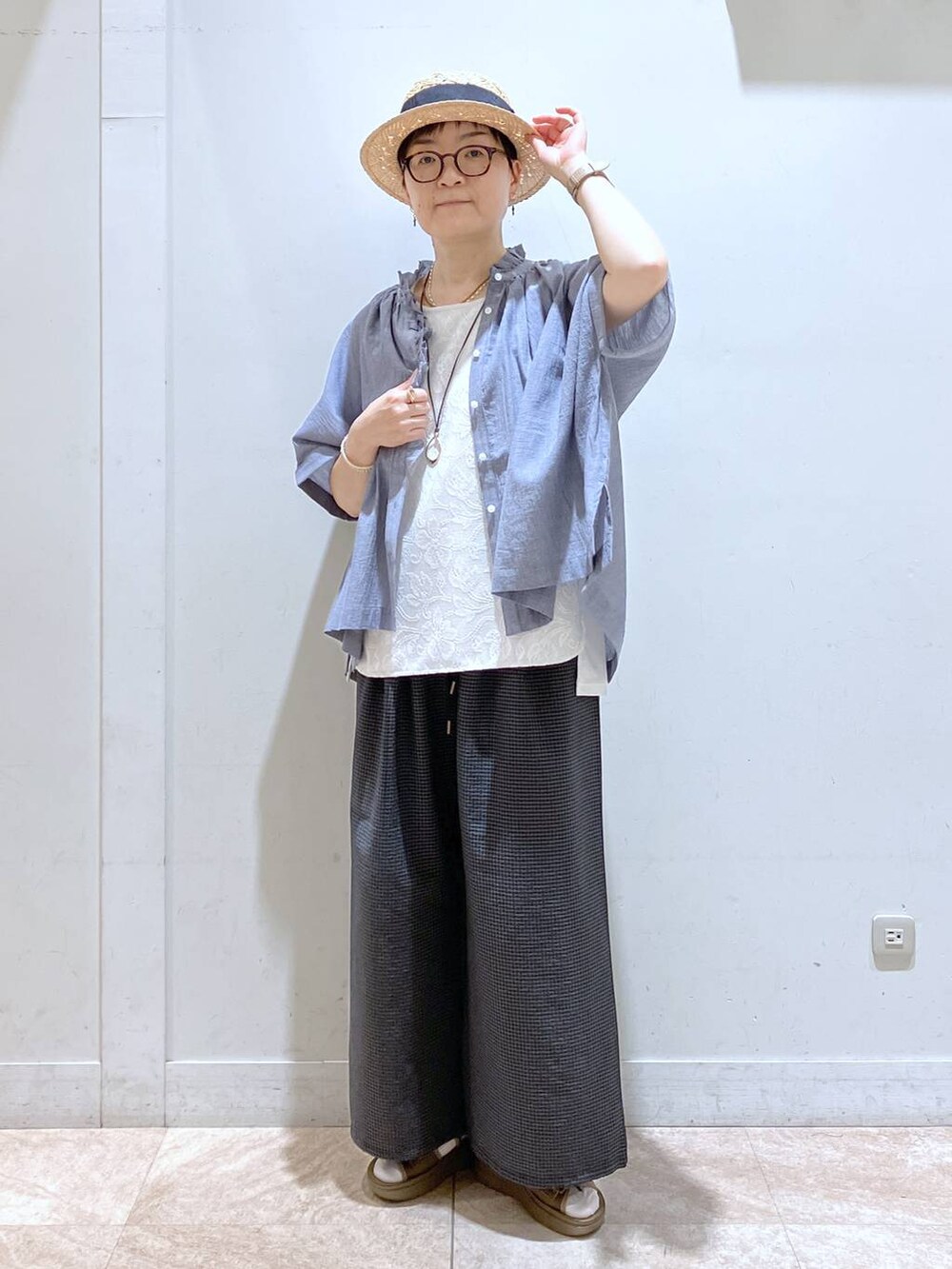 ブルー系のシャツ/ブラウス、その他のサンダル、その他のその他パンツを着用したレディースの夏コーディネートの3枚目の写真