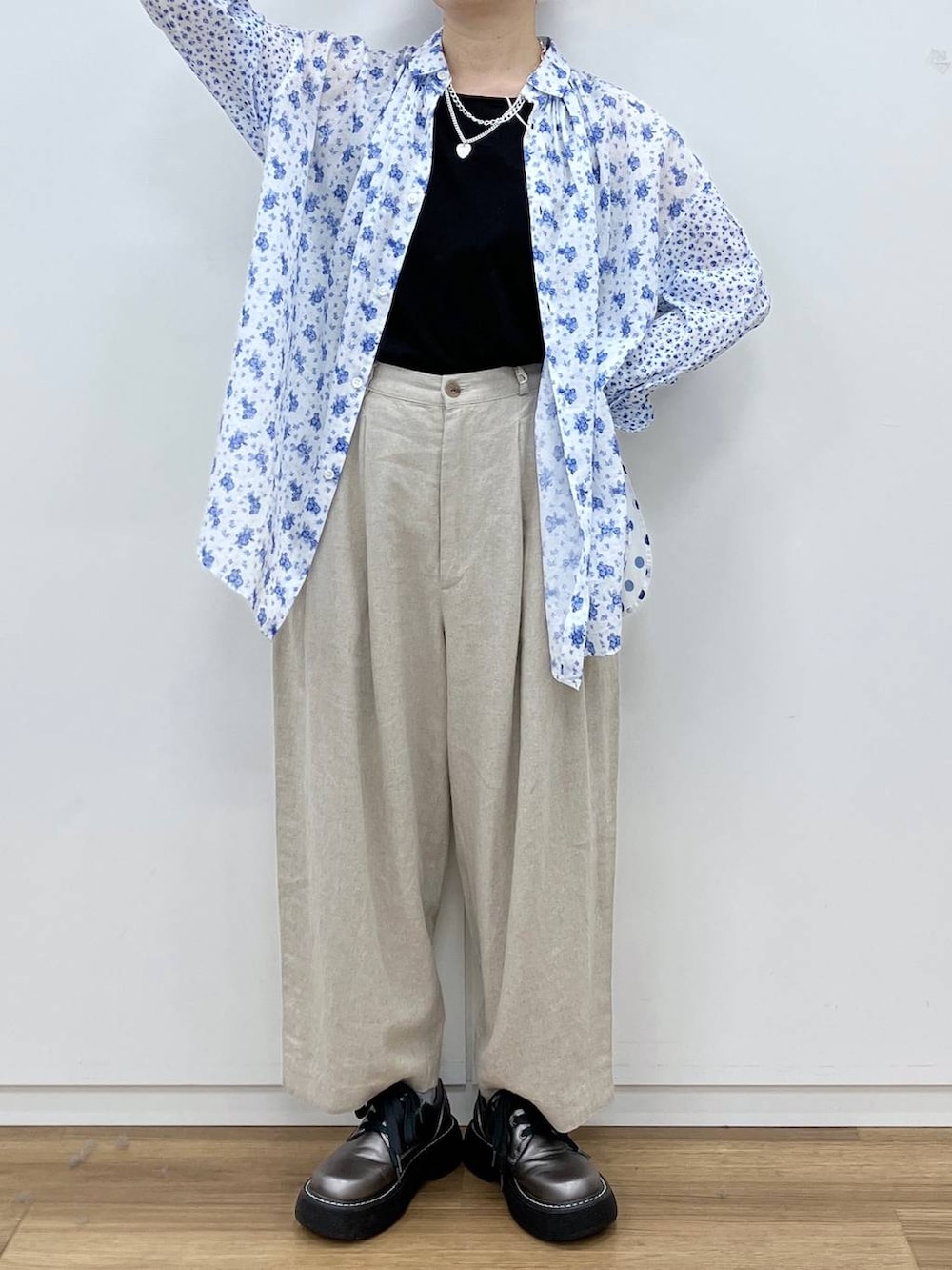 その他のその他シューズ、ブラック系のタンクトップ、ベージュ系のその他パンツを着用したレディースの春コーディネートの5枚目の写真