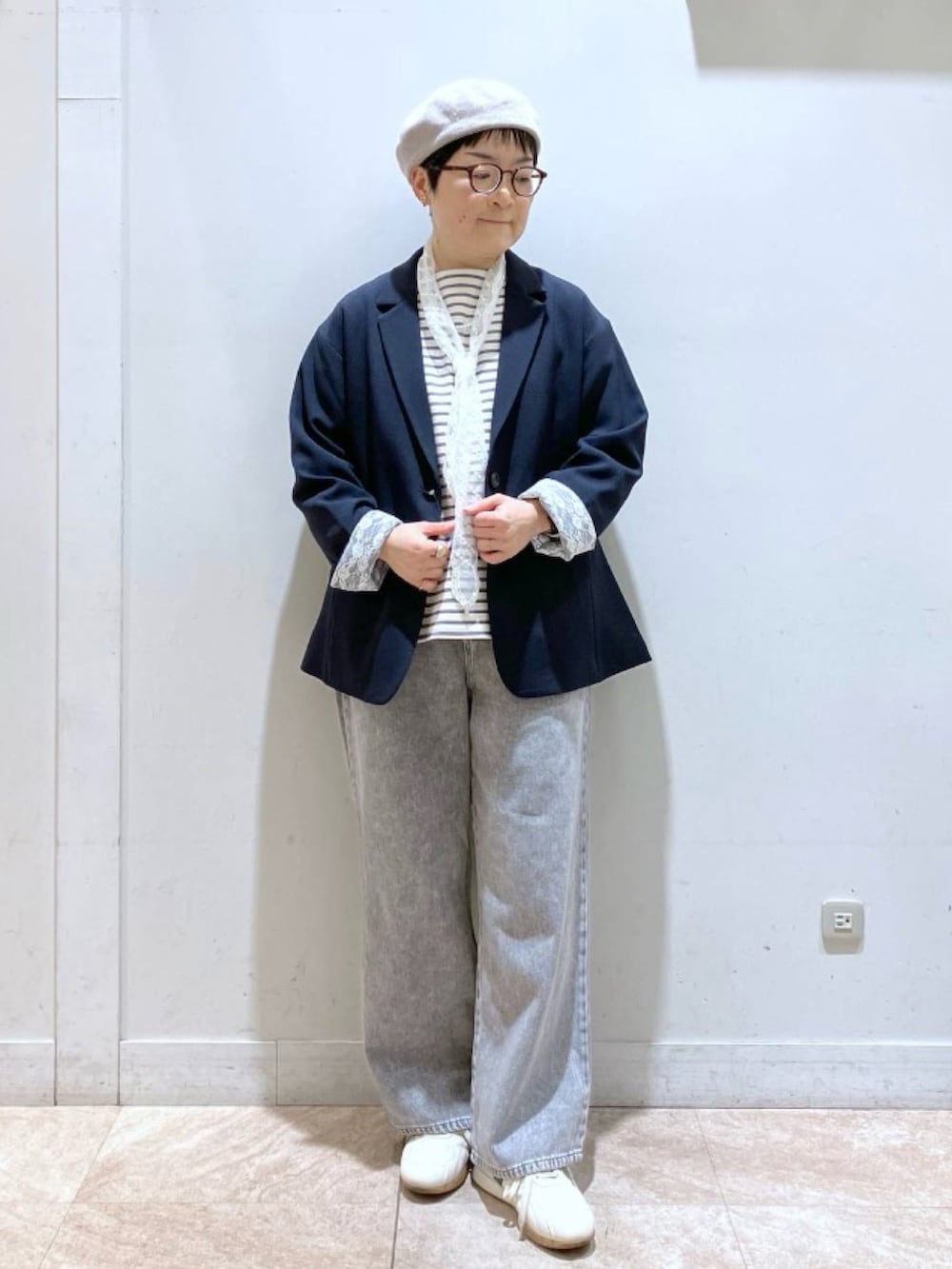 ブルー系のテーラードジャケット、ブルー系のデニムパンツ、その他のTシャツ/カットソーを着用したレディースの冬コーディネートの4枚目の写真