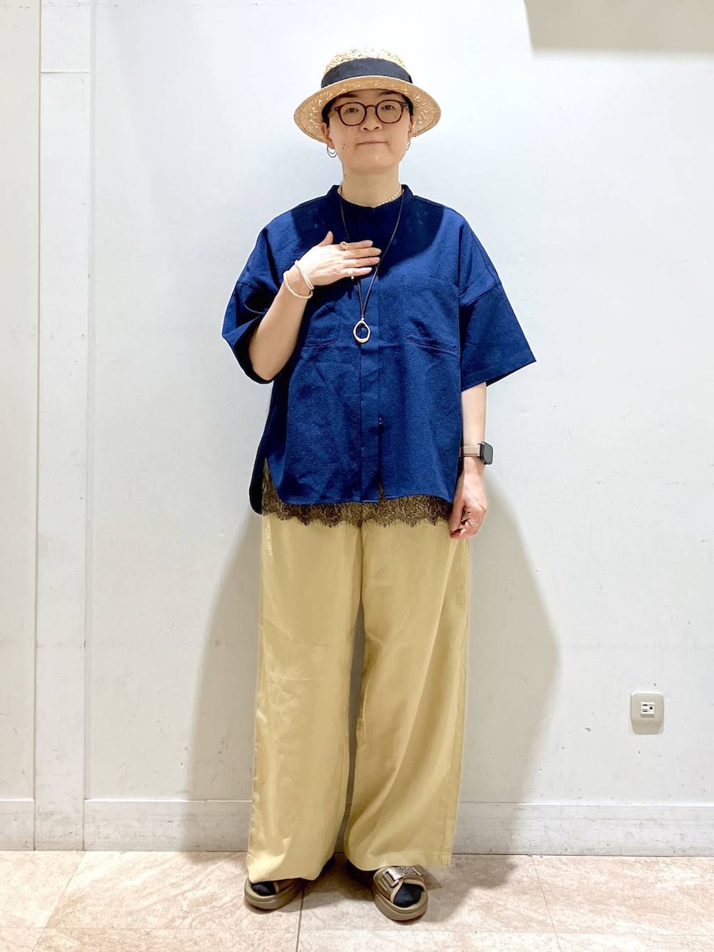 その他のサンダル、ベージュ系のその他パンツ、ブルー系のシャツ/ブラウスを着用したレディースの夏コーディネートの5枚目の写真