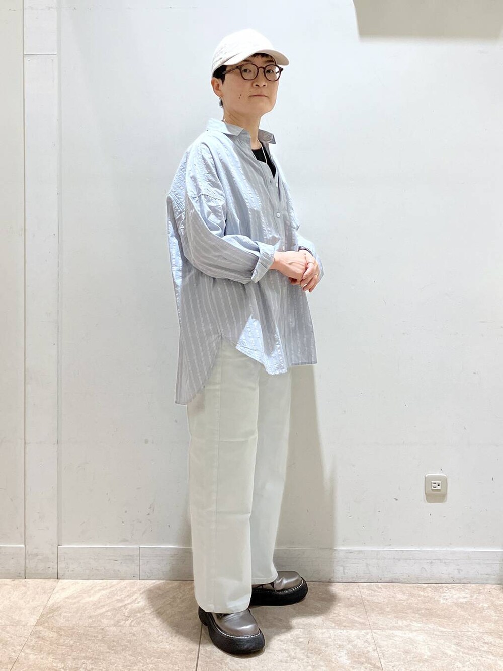 ブラック系のタンクトップ、その他のシャツ/ブラウス、ブルー系のその他パンツを着用したレディースの春コーディネートの3枚目の写真