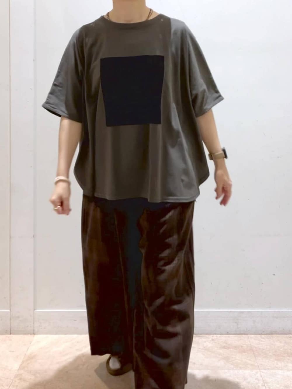 その他のサンダル、グリーン系のTシャツ/カットソー、ブラック系のTシャツ/カットソーを着用したレディースの夏コーディネートの7枚目の写真