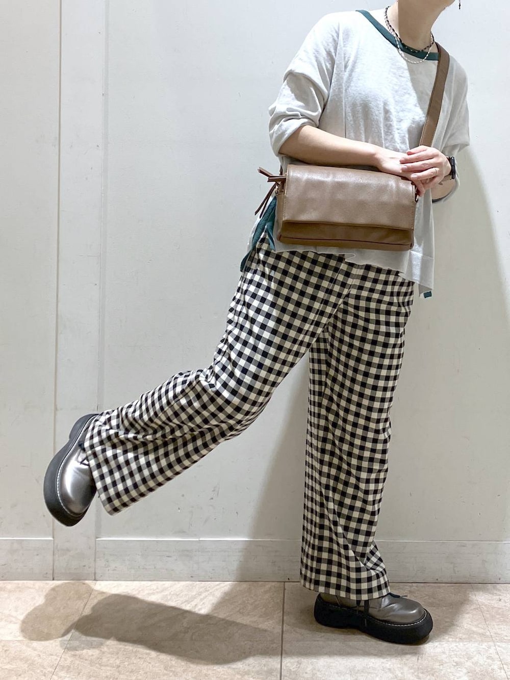 その他のその他シューズ、ブラウン系のショルダーバッグ、グレー系のニット/セーターを着用したレディースの秋コーディネートの6枚目の写真