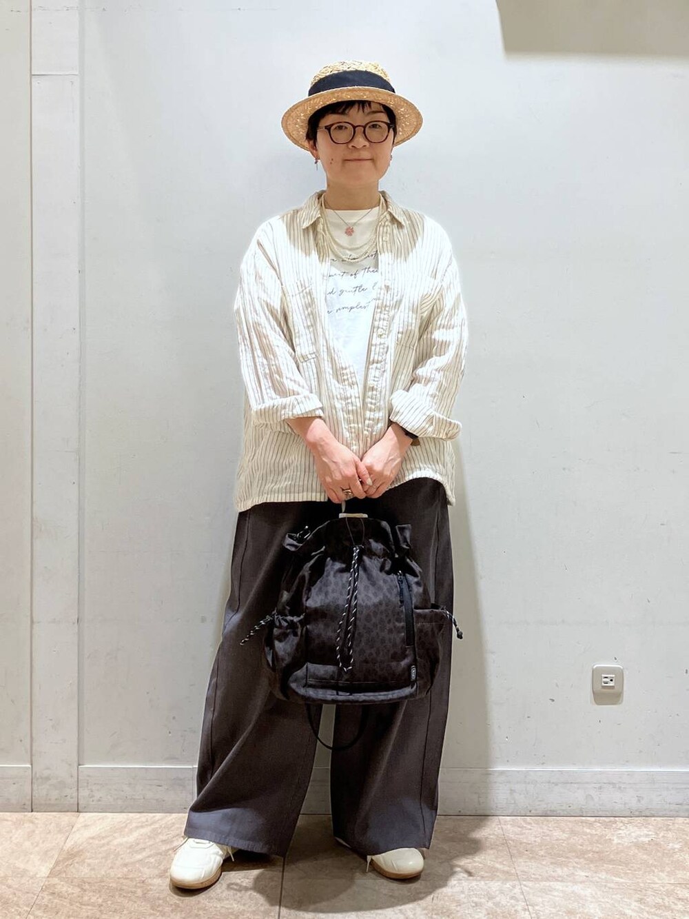 その他のシャツ/ブラウス、その他のその他パンツ、ブラウン系のトートバッグを着用したレディースの春コーディネートの2枚目の写真