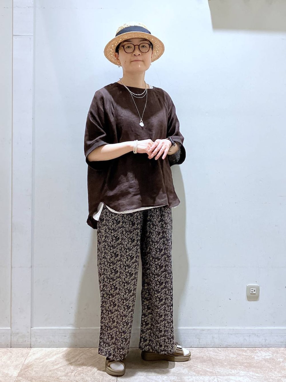 その他のサンダル、ブラウン系のシャツ/ブラウス、ブラック系のデニムパンツを着用したレディースの夏コーディネートの3枚目の写真