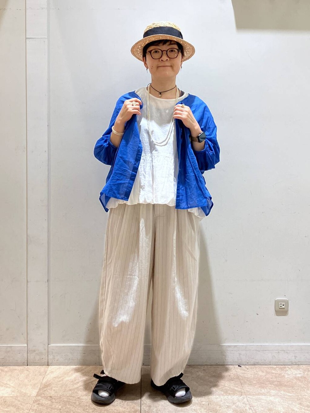 ブラック系のタンクトップ、その他のその他パンツ、ブルー系のシャツ/ブラウスを着用したレディースの春コーディネートの5枚目の写真