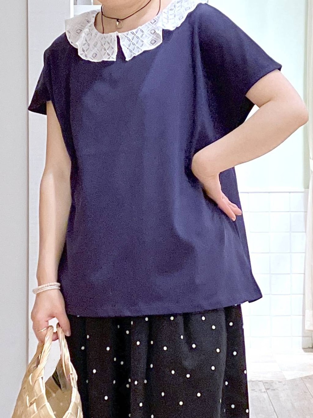 ベージュ系のサンダル、その他のその他パンツ、その他の収納グッズを着用したレディースの夏コーディネートの3枚目の写真