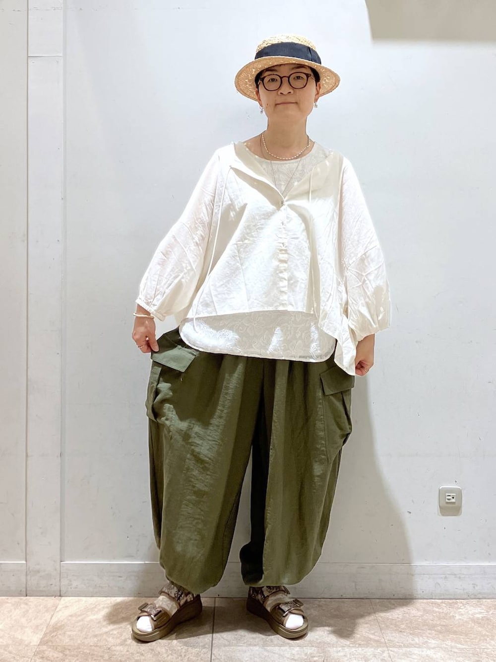 グリーン系のカーゴパンツ、その他のサンダル、ベージュ系のシャツ/ブラウスを着用したレディースの夏コーディネートの4枚目の写真