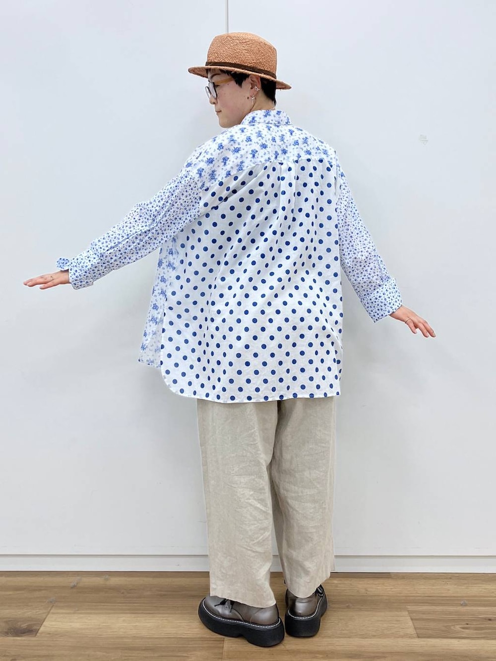 その他のその他シューズ、ブラック系のタンクトップ、ベージュ系のその他パンツを着用したレディースの春コーディネートの4枚目の写真