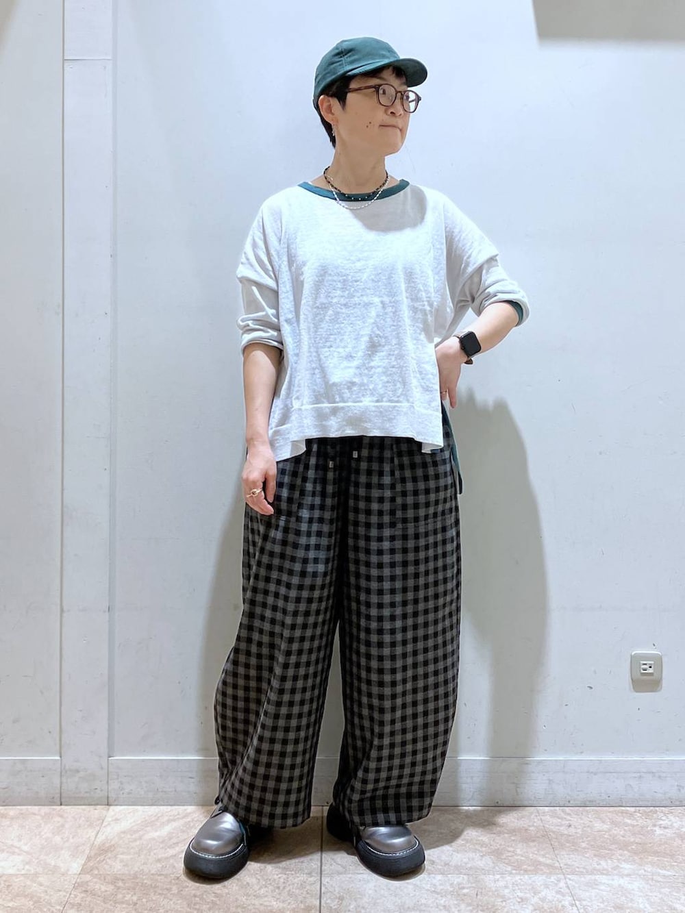 その他のその他シューズ、グレー系のニット/セーター、グレー系のその他パンツを着用したレディースの秋コーディネートの2枚目の写真