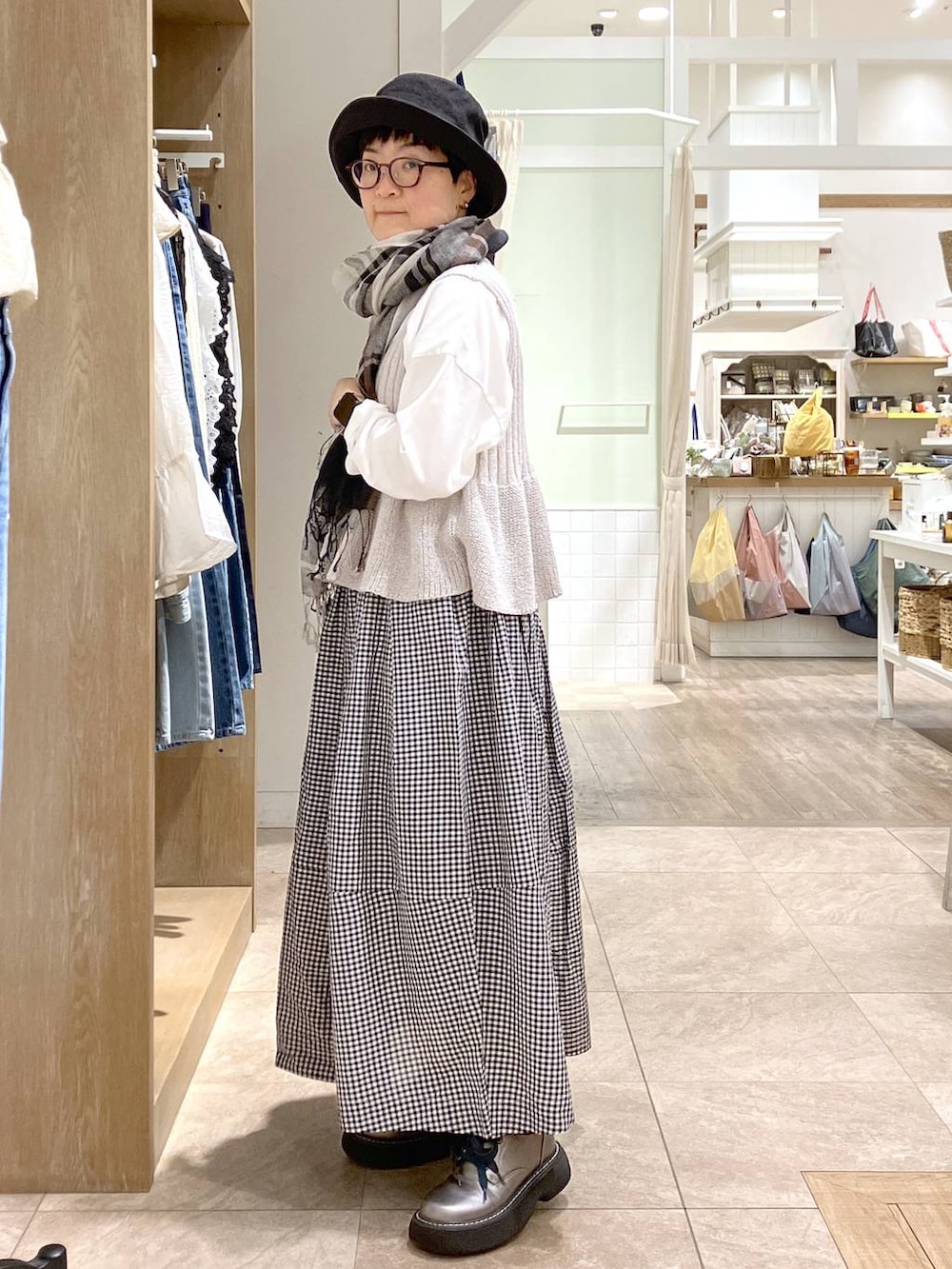 その他のその他シューズ、その他のTシャツ/カットソー、ブラック系のスカートを着用したレディースの春コーディネートの4枚目の写真