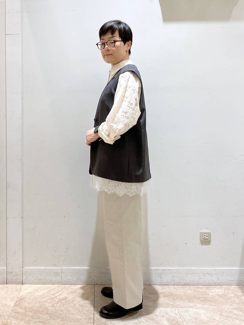 グレー系のその他パンツ、ホワイト系のシャツ/ブラウス、ブラック系のその他シューズを着用したレディースの春コーディネートの3枚目の写真