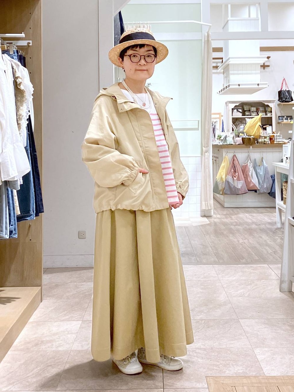 ベージュ系のマウンテンパーカー、その他のTシャツ/カットソー、その他のイヤリングを着用したレディースの春コーディネートの4枚目の写真