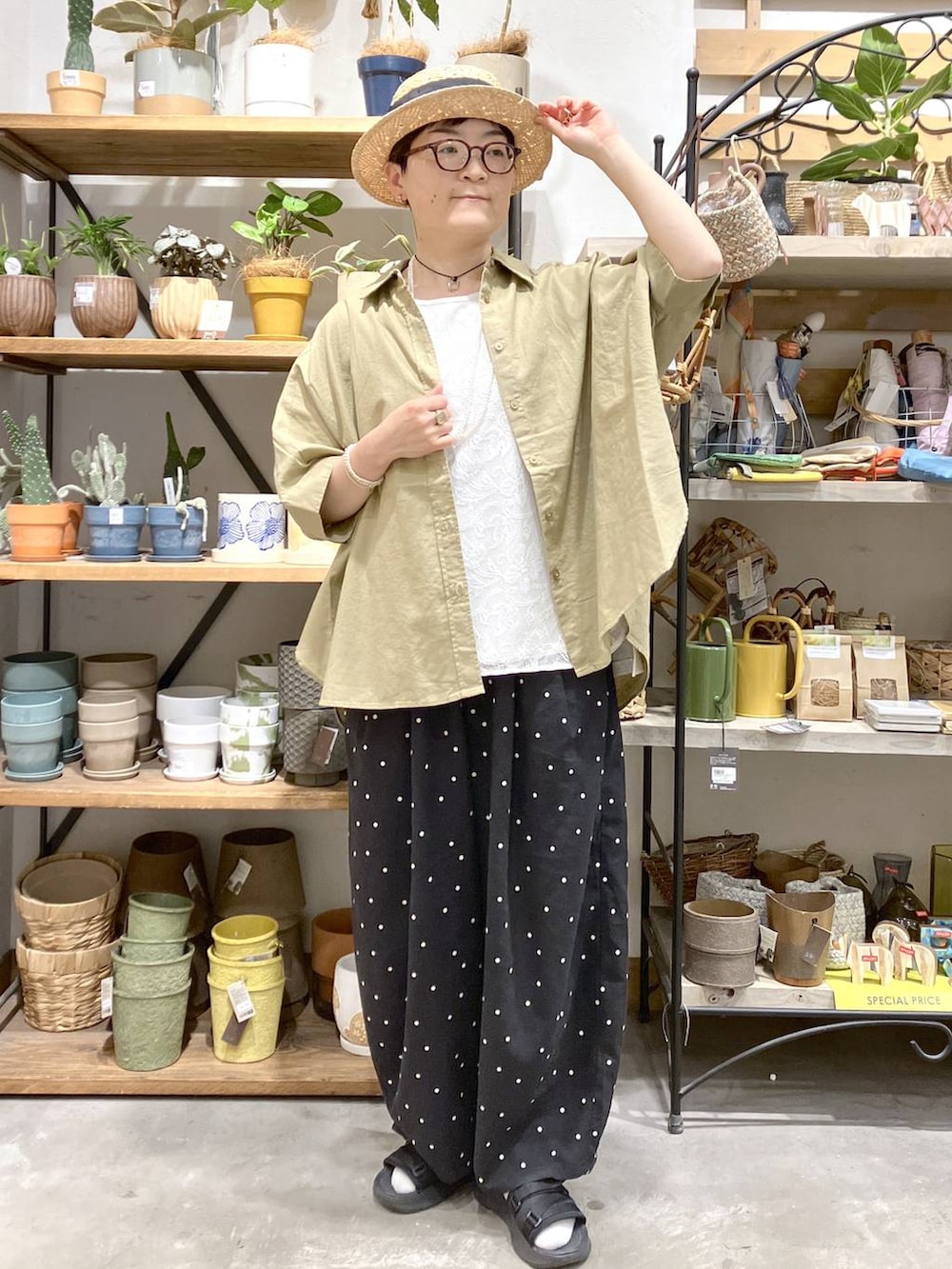 ベージュ系のシャツ/ブラウス、グレー系のタンクトップ、その他のその他パンツを着用したレディースの春コーディネートの6枚目の写真