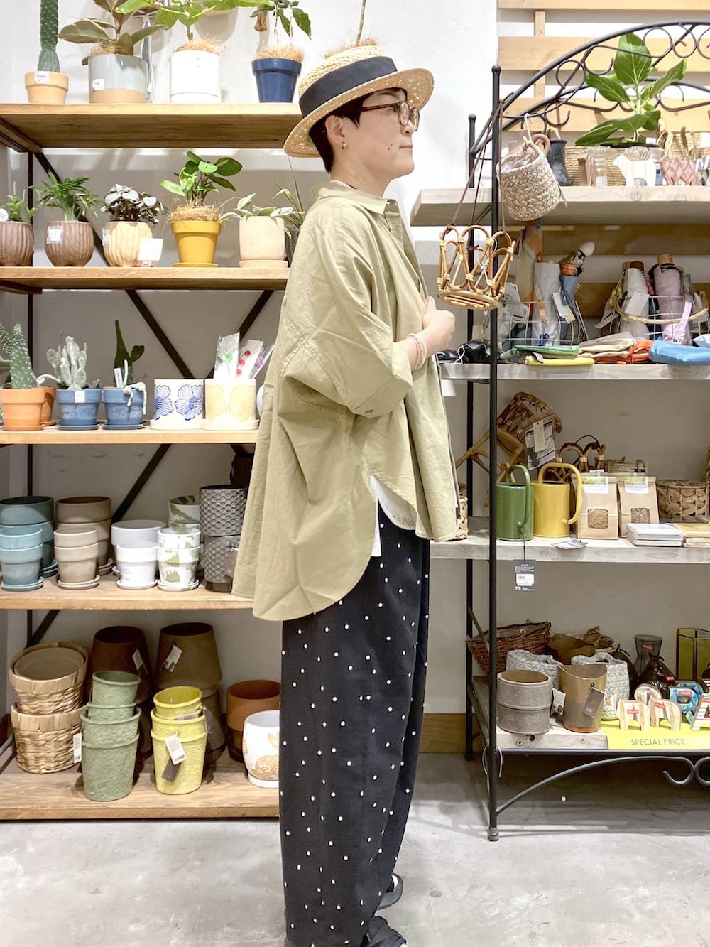 ベージュ系のシャツ/ブラウス、グレー系のタンクトップ、その他のその他パンツを着用したレディースの春コーディネートの4枚目の写真
