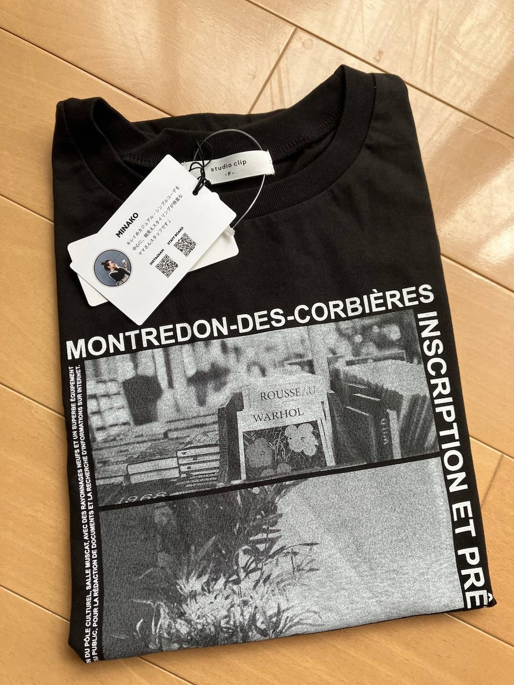 グリーン系のその他パンツ、ブラック系のTシャツ/カットソー、その他のネックレスを着用したレディースの夏コーディネートの6枚目の写真