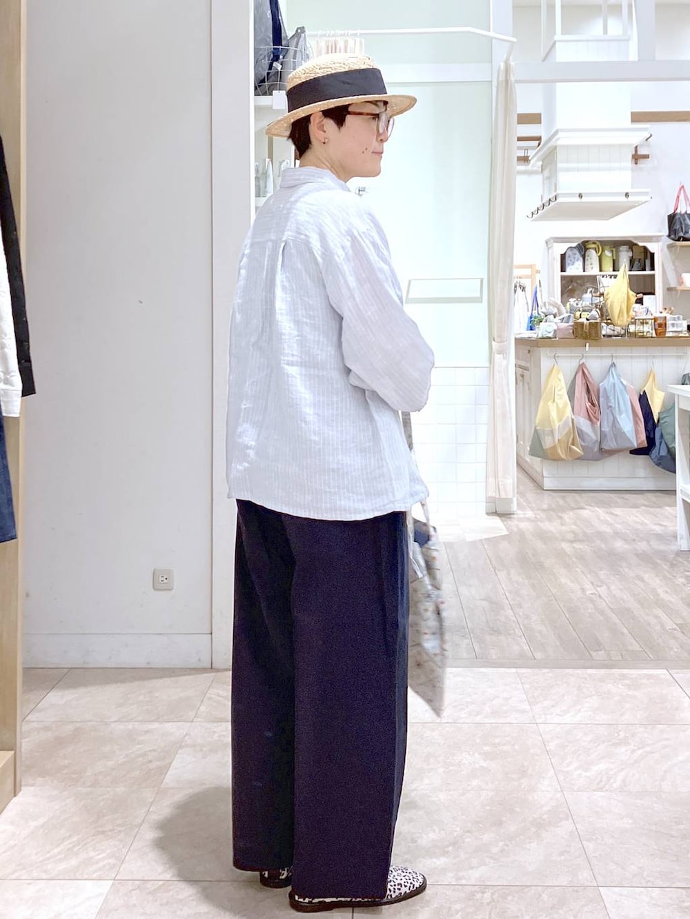 ホワイト系のパンプス、その他のイヤリング、ホワイト系のネックレスを着用したレディースの春コーディネートの8枚目の写真