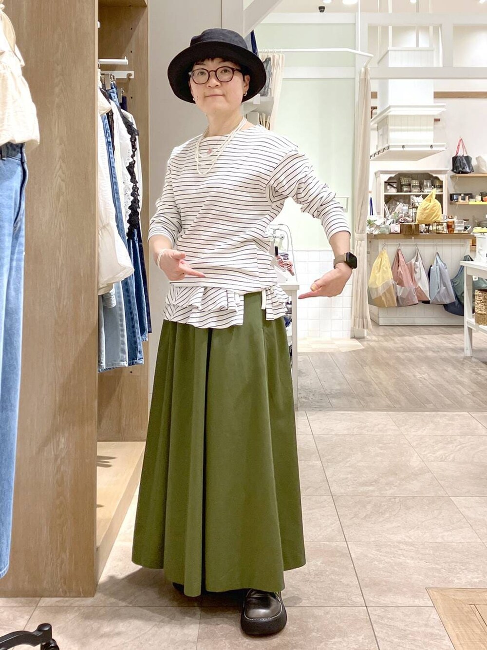 その他のその他シューズ、その他のTシャツ/カットソー、その他のイヤリングを着用したレディースの春コーディネートの5枚目の写真