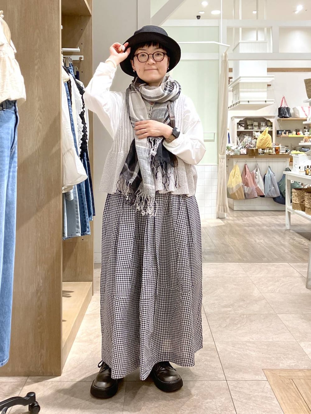 その他のその他シューズ、その他のTシャツ/カットソー、ブラック系のスカートを着用したレディースの春コーディネートの7枚目の写真