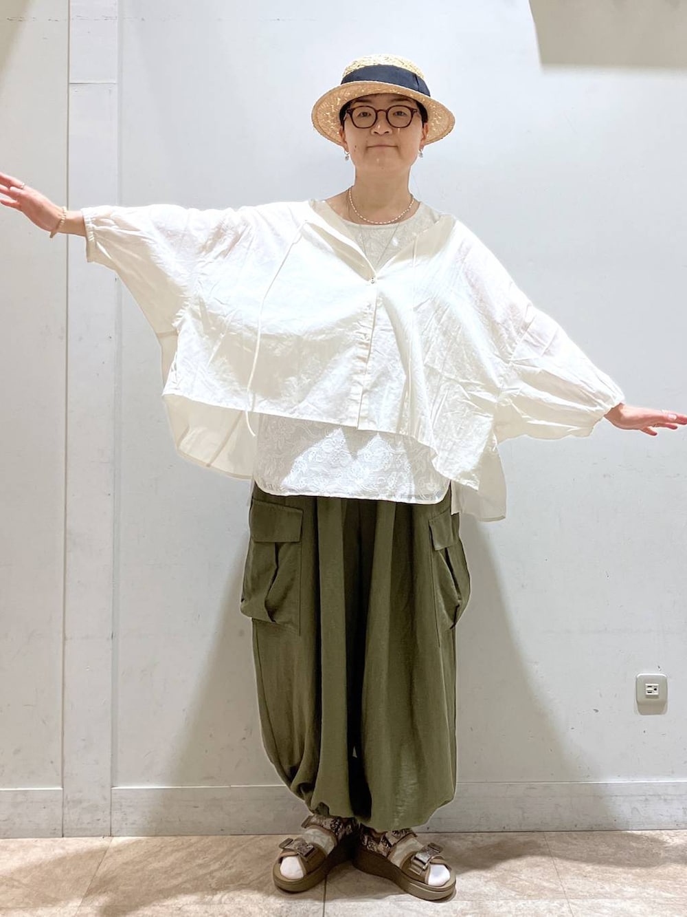 グリーン系のカーゴパンツ、その他のサンダル、ベージュ系のシャツ/ブラウスを着用したレディースの夏コーディネートの5枚目の写真