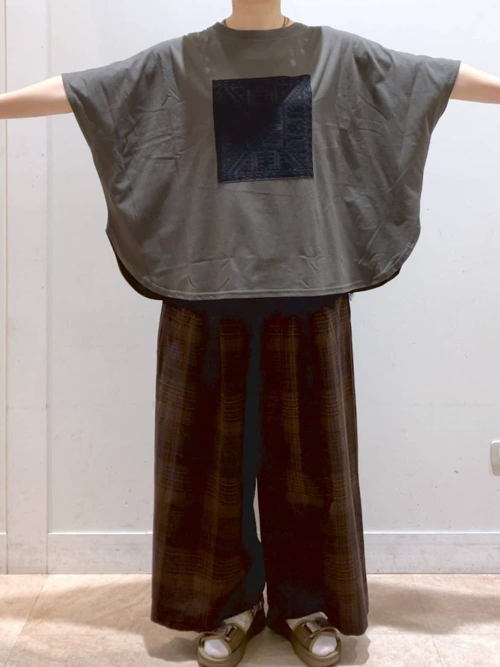 その他のサンダル、グリーン系のTシャツ/カットソー、ブラック系のTシャツ/カットソーを着用したレディースの夏コーディネートの4枚目の写真