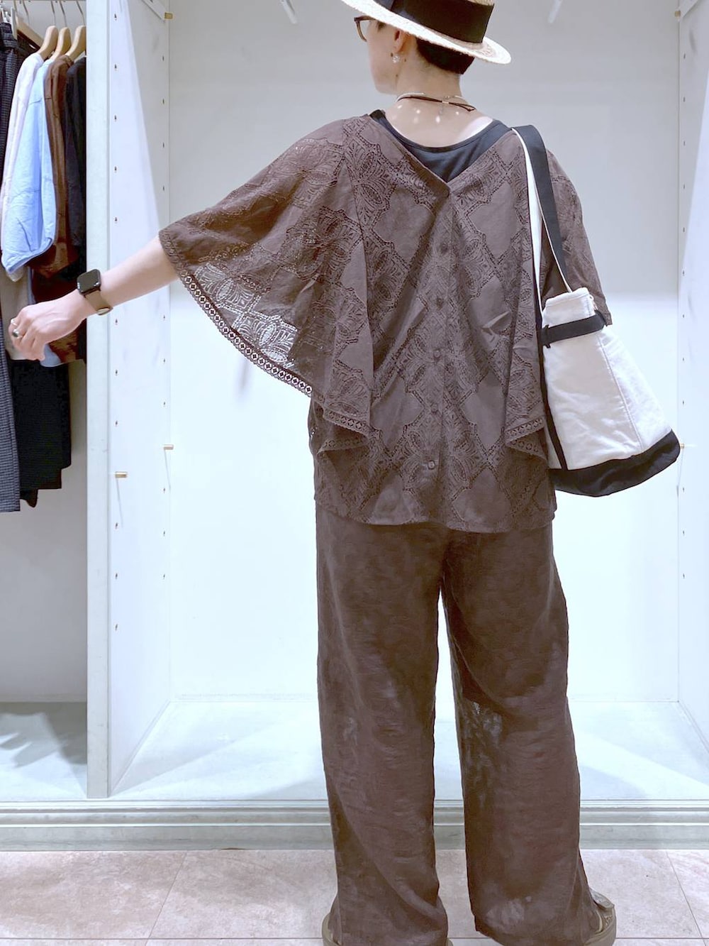 ブラウン系のシャツ/ブラウス、その他のサンダル、ブラック系のトートバッグを着用したレディースの夏コーディネートの5枚目の写真