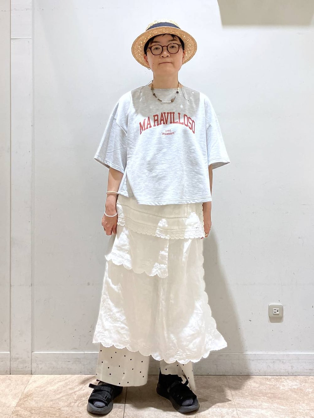 ホワイト系のスカート、グレー系のTシャツ/カットソー、シルバー系のイヤーカフを着用したレディースの春コーディネートの10枚目の写真
