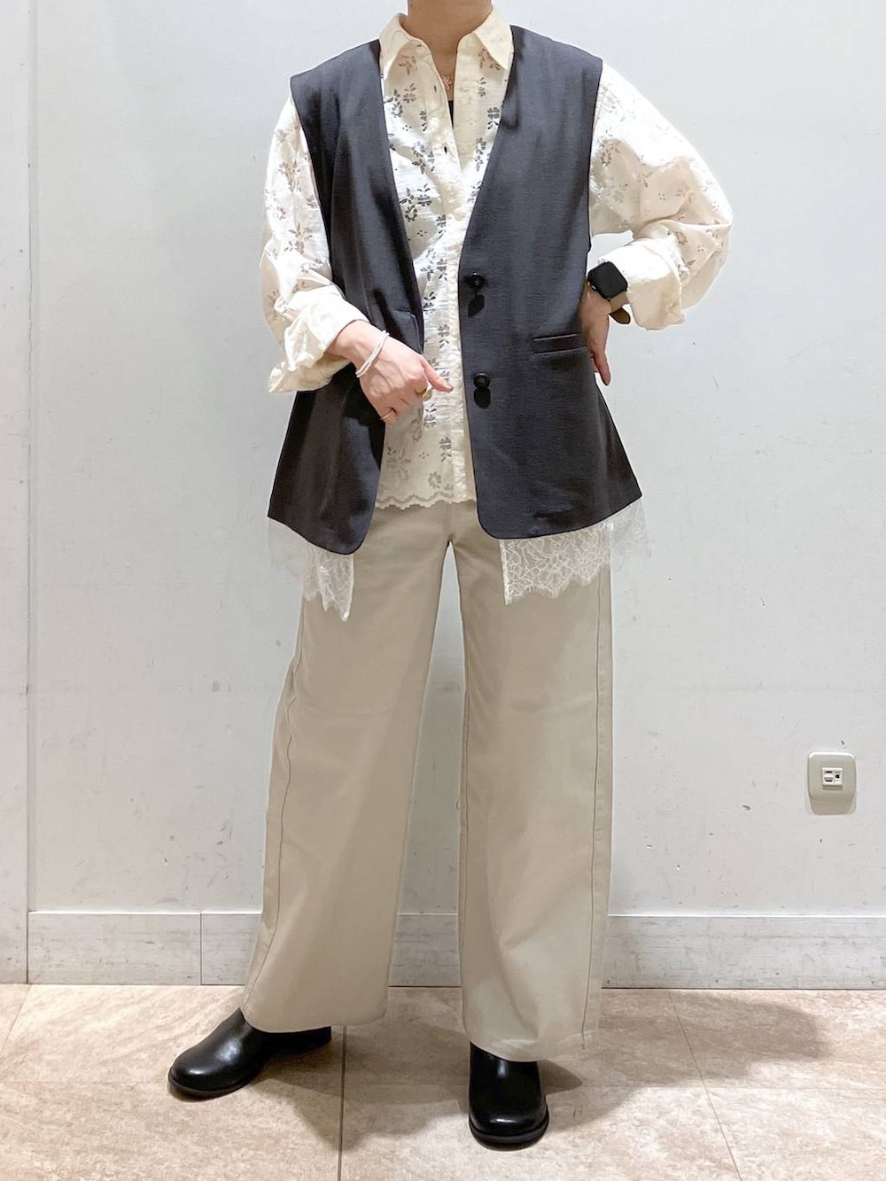 グレー系のその他パンツ、ホワイト系のシャツ/ブラウス、ブラック系のその他シューズを着用したレディースの春コーディネートの5枚目の写真