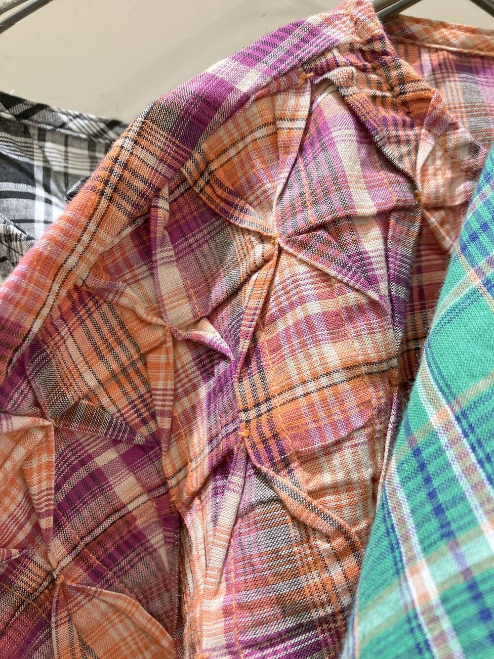 ベージュ系のサンダル、その他のその他パンツ、グリーン系のシャツ/ブラウスを着用したレディースの夏コーディネートの7枚目の写真