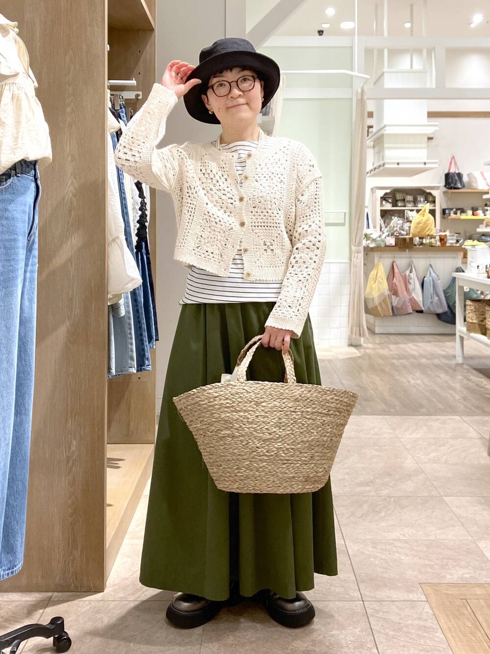 その他のその他シューズ、その他のTシャツ/カットソー、ベージュ系のカーディガン/ボレロを着用したレディースの春コーディネートの5枚目の写真