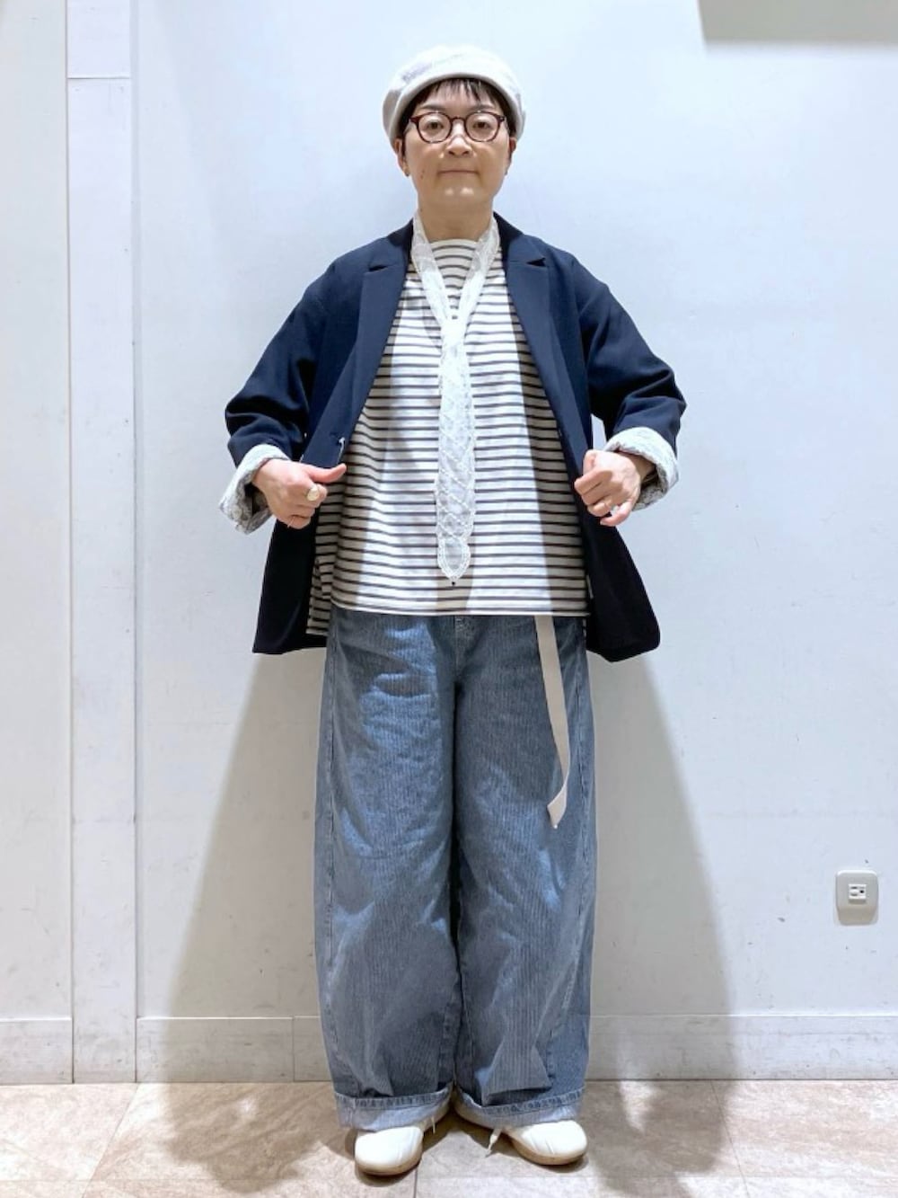 ブルー系のテーラードジャケット、ブルー系のデニムパンツ、その他のTシャツ/カットソーを着用したレディースの冬コーディネートの2枚目の写真