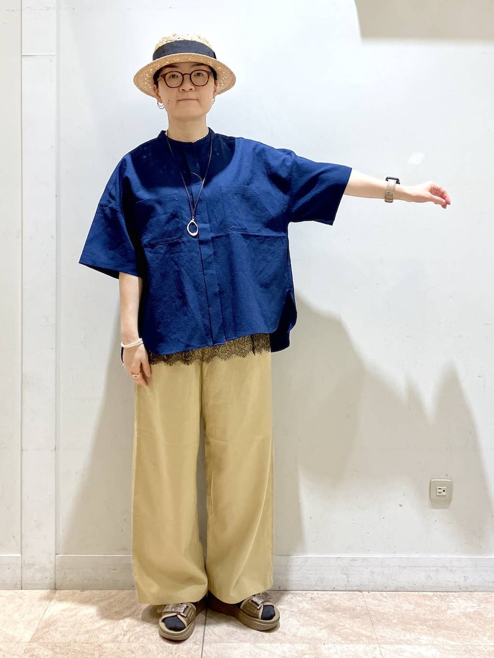 その他のサンダル、ベージュ系のその他パンツ、ブルー系のシャツ/ブラウスを着用したレディースの夏コーディネートの3枚目の写真