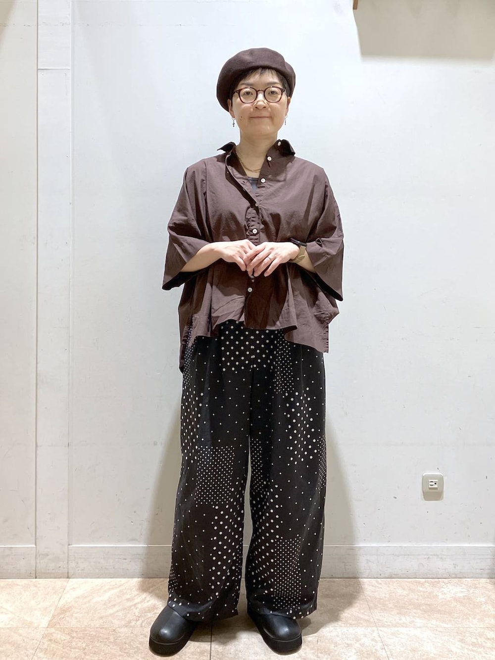 ブラウン系のシャツ/ブラウス、ブラック系のスリッポン、ブラウン系のタンクトップを着用したレディースの夏コーディネートの5枚目の写真