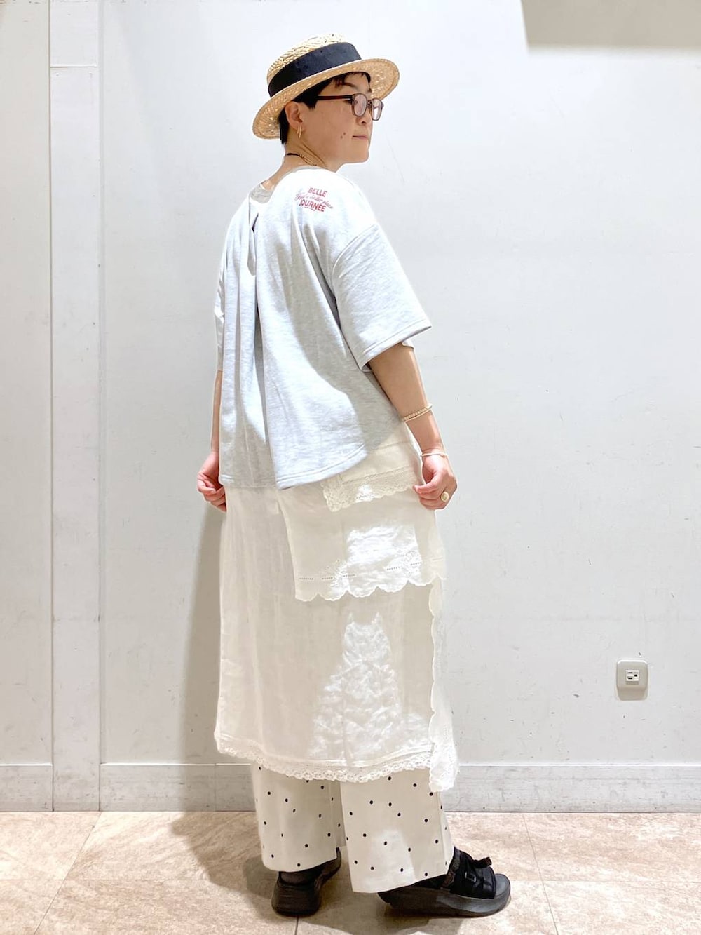 ホワイト系のスカート、グレー系のTシャツ/カットソー、シルバー系のイヤーカフを着用したレディースの春コーディネートの5枚目の写真