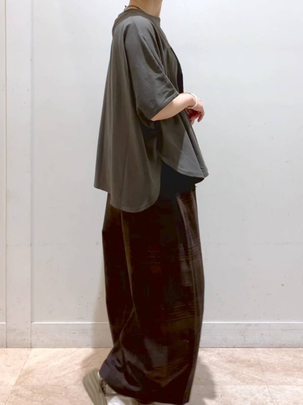 その他のサンダル、グリーン系のTシャツ/カットソー、ブラック系のTシャツ/カットソーを着用したレディースの夏コーディネートの5枚目の写真