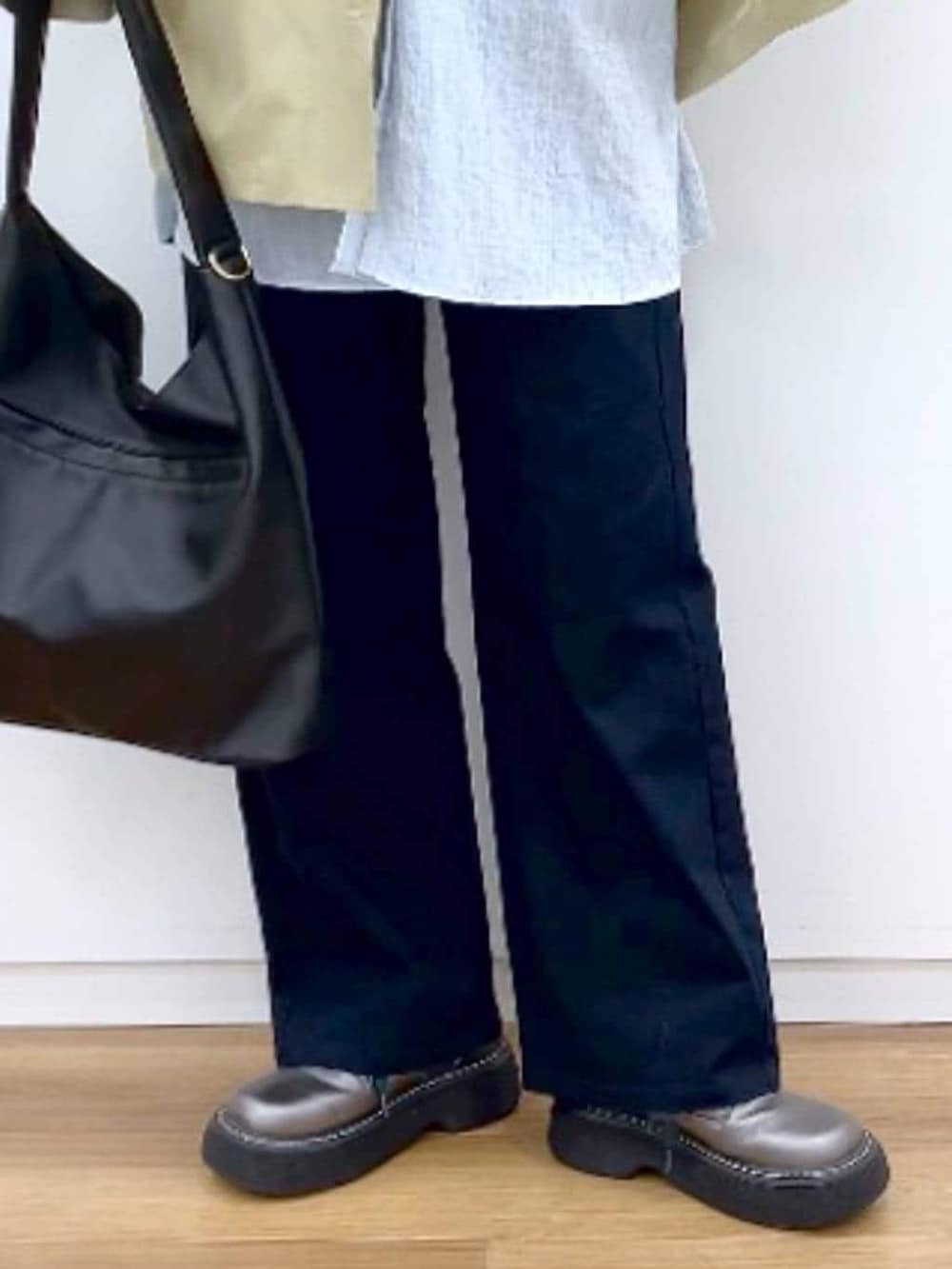 その他のその他シューズ、ブラック系のタンクトップ、ブルー系のその他パンツを着用したレディースの春コーディネートの2枚目の写真