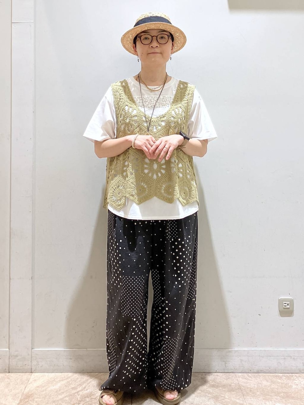 その他のサンダル、ブラック系のその他パンツ、ホワイト系のTシャツ/カットソーを着用したレディースの夏コーディネートの2枚目の写真