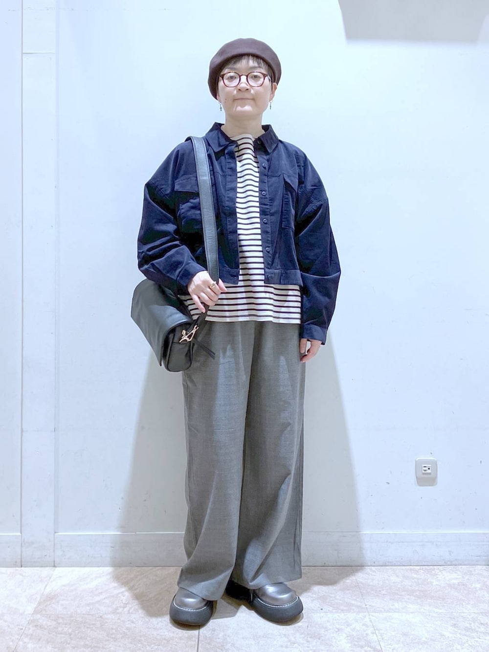 ブルー系のシャツ/ブラウス、その他のその他シューズ、その他のTシャツ/カットソーを着用したレディースの秋コーディネートの5枚目の写真