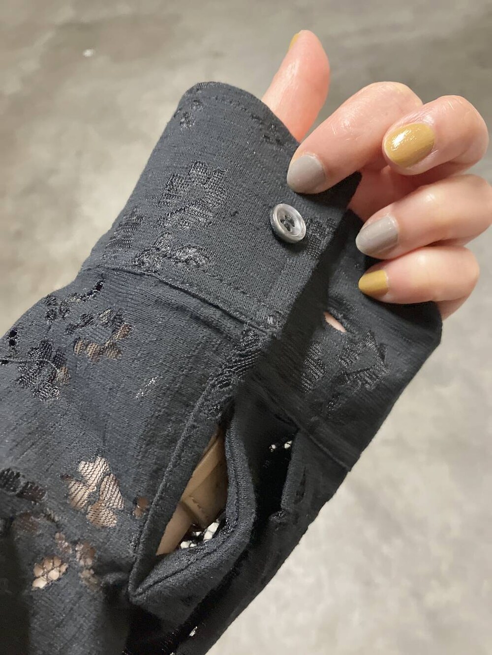 その他のその他シューズ、ブラック系のタンクトップ、ブルー系のデニムパンツを着用したレディースの春コーディネートの5枚目の写真