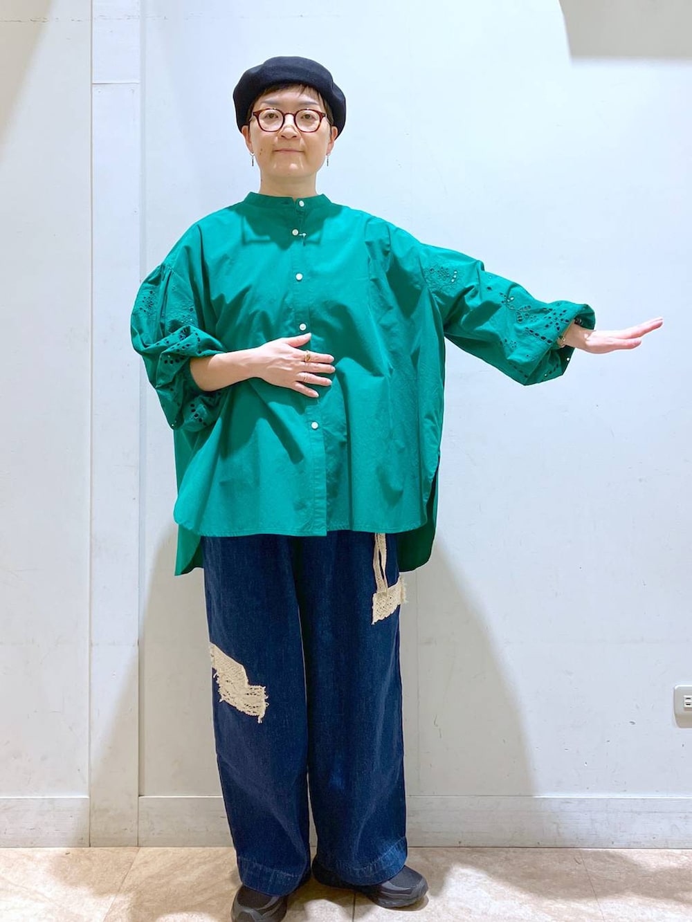 ブルー系のデニムパンツ、グリーン系のシャツ/ブラウス、グレー系のハンチング/ベレー帽を着用したレディースの夏コーディネートの4枚目の写真