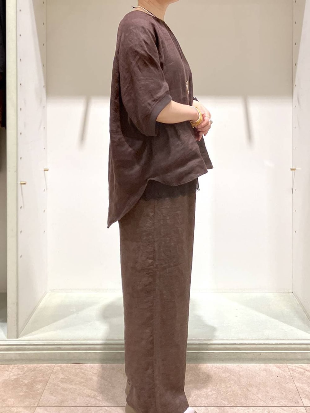 その他のサンダル、ブラウン系のシャツ/ブラウス、ブラウン系のその他パンツを着用したレディースの夏コーディネートの3枚目の写真